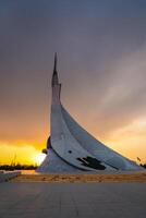 Usbekistan, Taschkent - - April 25, 2023 Monument von Unabhängigkeit im das bilden von ein Stele mit ein Humo Vogel auf ein Sonnenuntergang im das Neu Usbekistan. foto