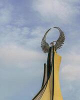 Usbekistan, Taschkent - - kann 25, 2023 Monument von Unabhängigkeit im das bilden von ein Stele mit ein Humo Vogel gegen ein wolkig Himmel im das Neu Usbekistan Park. foto