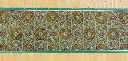 geometrisch traditionell islamisch Ornament. Fragment von ein Keramik Mosaik. foto