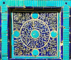 geometrisch traditionell islamisch Ornament. Fragment von ein Keramik Mosaik. foto