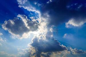 Sonnenstrahlen brechen durch dramatisch Kumulus Wolken. Veränderung von Wetter. hoffen oder Religion Konzept. foto