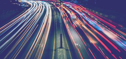 Auto der Verkehr Licht beim Nacht Stadt. foto