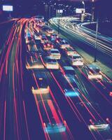 Auto der Verkehr Licht beim Nacht Stadt. foto