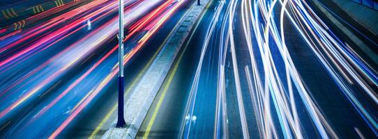 Auto der Verkehr Licht beim Nacht Stadt. foto