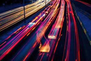 Auto der Verkehr Licht beim Nacht Stadt. foto