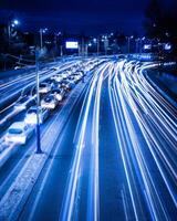 Auto der Verkehr Licht beim Nacht Stadt. foto