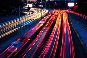 Auto der Verkehr Licht beim Nacht Stadt. foto