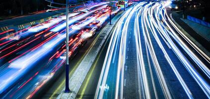 Auto der Verkehr Licht beim Nacht Stadt. foto