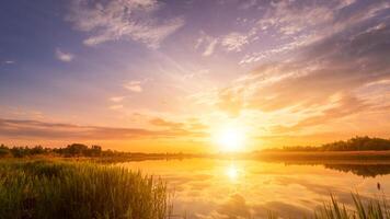 szenisch Aussicht von schön Sonnenuntergang oder Sonnenaufgang über das Teich oder See beim Frühling oder früh Sommer- Abend. foto