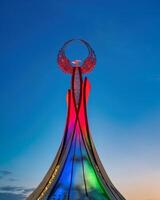 Usbekistan, Taschkent - - Januar 4, 2023 beleuchtet Monument von Unabhängigkeit im das bilden von ein Stele mit ein Humo Vogel im das Neu Usbekistan Park beim Nacht. foto