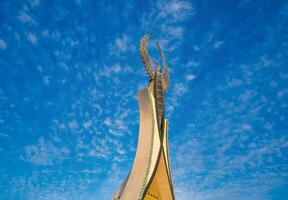 Usbekistan, Taschkent - - Januar 4, 2023 Monument von Unabhängigkeit im das bilden von ein Stele mit ein Humo Vogel im das Neu Usbekistan Park. foto