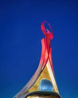 Usbekistan, Taschkent - - Januar 4, 2023 beleuchtet Monument von Unabhängigkeit im das bilden von ein Stele mit ein Humo Vogel im das Neu Usbekistan Park beim Nacht. foto