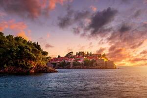 Hotel auf das Insel von sveti Stefan beim Sonnenuntergang, budva, Montenegro. foto
