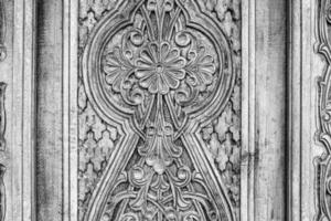 geschnitzt hölzern Türen mit Muster und Mosaik. foto