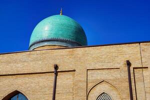 das Blau Kuppel von das Muslim Moschee gegen das Blau Himmel. foto