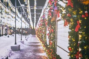 Weihnachten oder Neu Jahre Markt im ein Europa mit Häuser dekoriert mit Spielzeug Bälle und Girlanden beim Nacht. Jahrgang Film ästhetisch. foto
