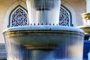 fließend Wasser fließen im ein Brunnen Nahansicht. foto