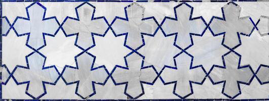 geometrisch traditionell islamisch Ornament. Fragment von ein Keramik Mosaik. foto