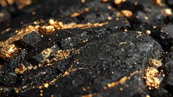 detailliert Aussicht von schwarz Felsen präsentieren golden Flecken foto