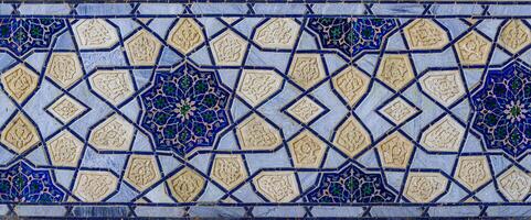 geometrisch traditionell islamisch Ornament. Fragment von ein Keramik Mosaik. foto