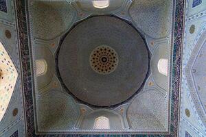 Ornament von das Kuppel und Innere von das bibi Hanum Moschee im Samarkand, Usbekistan. Muslim orientalisch traditionell geometrisch Ornament. foto