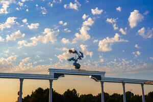 tahkent, Usbekistan - - Oktober 16, 2023 Unabhängigkeit Denkmal beim Unabhängigkeit Platz im Taschkent beleuchtet beim Sonnenuntergang mit wolkig Himmel. foto