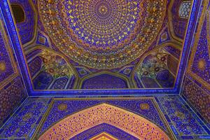 Ornament von das Kuppel und Innere von das registan Moschee im Samarkand, Usbekistan. Muslim orientalisch traditionell geometrisch Ornament. foto