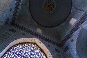Ornament von das Kuppel und Innere von das bibi Hanum Moschee im Samarkand, Usbekistan. Muslim orientalisch traditionell geometrisch Ornament. foto
