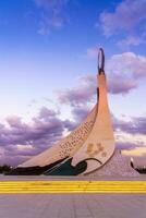 Usbekistan, Taschkent - - Oktober 4, 2023 Monument von Unabhängigkeit im das bilden von ein Stele mit ein Humo Vogel auf ein Dämmerung mit Abonnieren Himmel im das Neu Usbekistan Park. foto