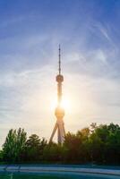 Taschkent Fernsehen Turm im Usbekistan auf ein Sonnenuntergang wolkig Himmel Hintergrund. foto