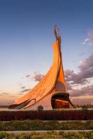 Usbekistan, Taschkent - - Oktober 4, 2023 Monument von Unabhängigkeit im das bilden von ein Stele mit ein Humo Vogel auf ein Dämmerung mit Abonnieren Himmel im das Neu Usbekistan Park. foto