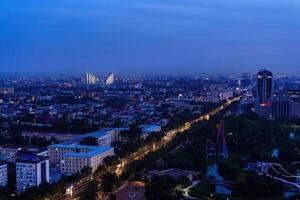 Usbekistan, Taschkent - - September 29, 2023 oben Aussicht von das Überwachung Deck auf das Taschkent Fernseher Turm zu das zentral Teil von das Stadt bedeckt mit Smog beim Nachtzeit . Luft Umweltverschmutzung. foto