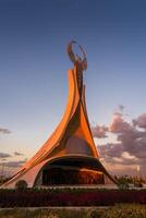 Usbekistan, Taschkent - - Oktober 4, 2023 Monument von Unabhängigkeit im das bilden von ein Stele mit ein Humo Vogel auf ein Dämmerung mit Abonnieren Himmel im das Neu Usbekistan Park. foto