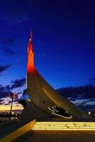 Usbekistan, Taschkent - - Oktober 4, 2023 beleuchtet Monument von Unabhängigkeit im das bilden von ein Stele mit ein Humo Vogel im das Neu Usbekistan Park beim Nachtzeit im Herbst. foto