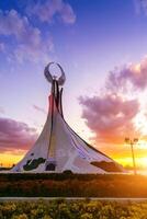 Usbekistan, Taschkent - - Oktober 4, 2023 Monument von Unabhängigkeit im das bilden von ein Stele mit ein Humo Vogel auf ein Dämmerung mit Abonnieren Himmel im das Neu Usbekistan Park. foto