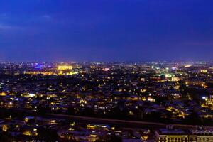 Usbekistan, Taschkent - - September 29, 2023 oben Aussicht von das Überwachung Deck auf das Taschkent Fernseher Turm zu das zentral Teil von das Stadt bedeckt mit Smog beim Nachtzeit . Luft Umweltverschmutzung. foto