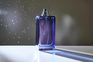 Parfüm sprühen im ein violett Flasche auf ein dunkel Hintergrund. foto