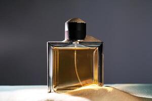 ein Flasche von Parfüm auf ein Hintergrund von Sand. foto