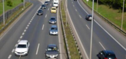 Autos der Verkehr auf das Autobahn. der Verkehr Marmelade auf das Autobahn. verschwommen Sicht. foto