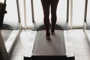 Frau war Laufen auf das Laufband im das Fitnessstudio foto