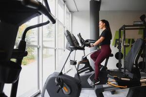 Frau war Laufen auf das Laufband im das Fitnessstudio. foto