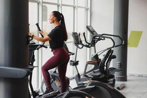 Frau war Laufen auf das Laufband im das Fitnessstudio foto