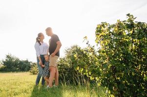 glücklich Familie mit wenig Tochter Ausgaben Zeit zusammen im sonnig Feld. foto