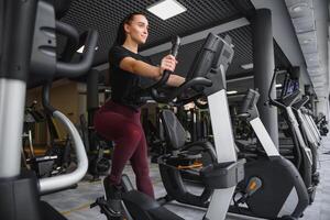 Frau war Laufen auf das Laufband im das Fitnessstudio. foto