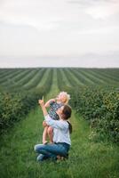 stilvoll Mutter und Tochter haben Spaß auf das Natur. glücklich Familie Konzept. Schönheit Natur Szene mit Familie draussen Lebensstil. glücklich Familie ruhen zusammen. Glück im Familie Leben. Mütter Tag foto