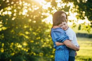 Mama und Sohn haben ein sich ausruhen und abspielen im das Natur foto