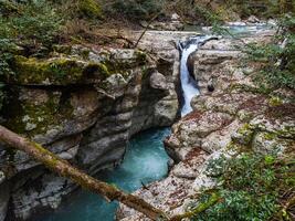 das Weiß Felsen Schlucht bietet an ein Aussicht von das Wasserfall foto