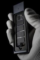 Hand greifen öffnen ssd Fall mit Innerhalb m.2, extern USB Fahrt auf schwarz foto