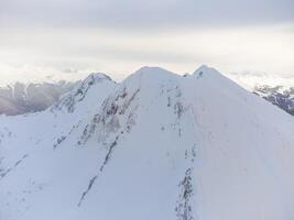 ein Aussicht von das schneebedeckt Gipfel von ein Berg im Sotschi foto