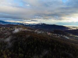 Drohne Schuss von Berg Dorf foto